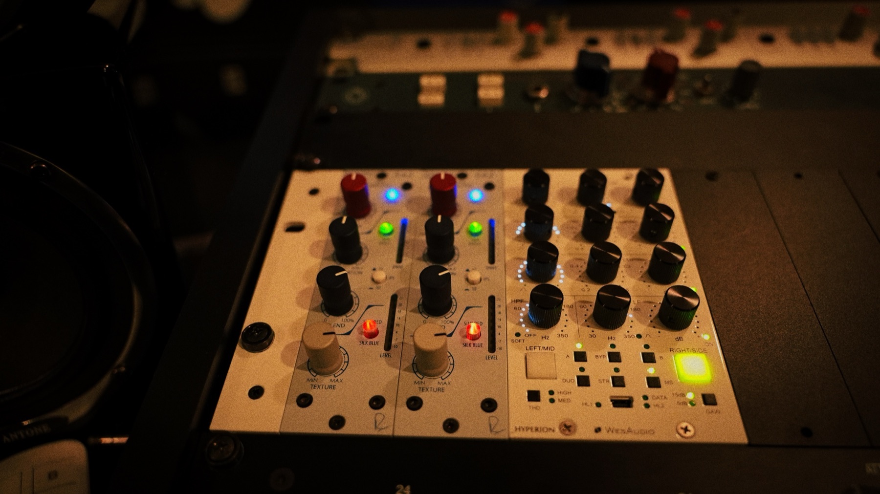 500-series modules lit up in the rack